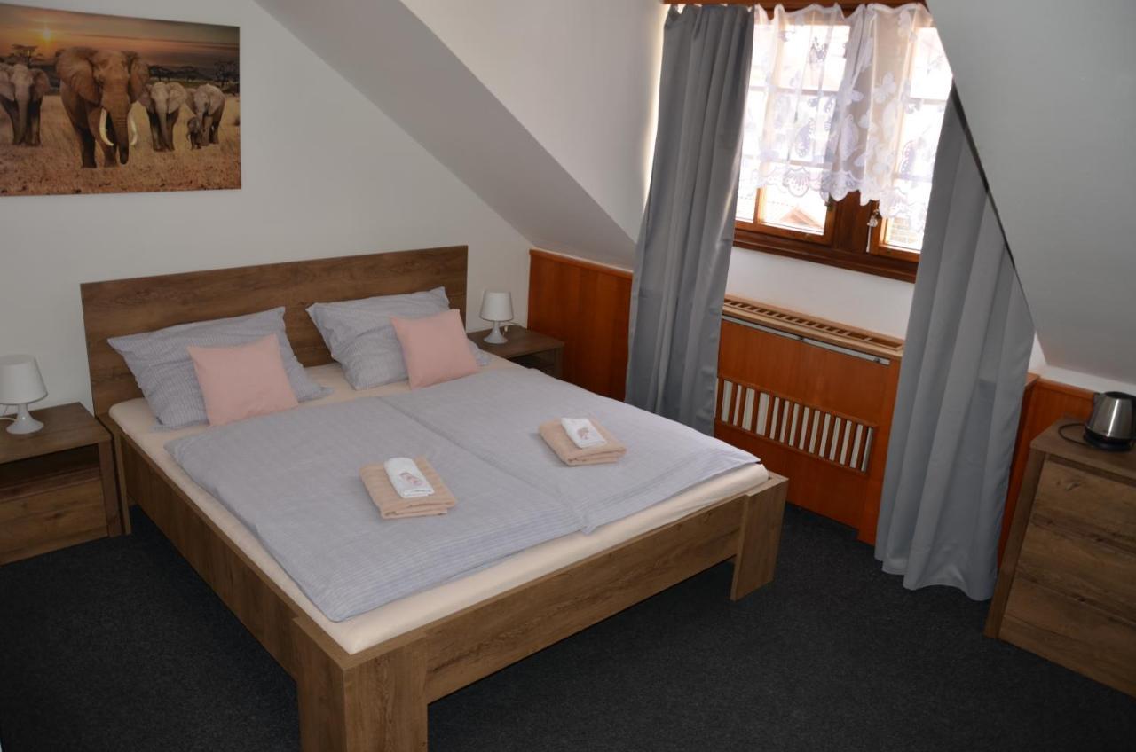 Guesthouse Zlaty Hrozen เชสกาลีปา ภายนอก รูปภาพ