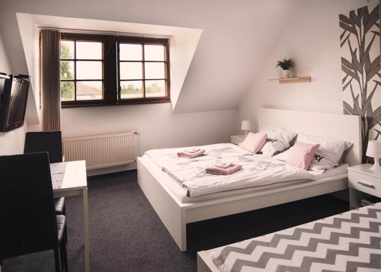 Guesthouse Zlaty Hrozen เชสกาลีปา ภายนอก รูปภาพ