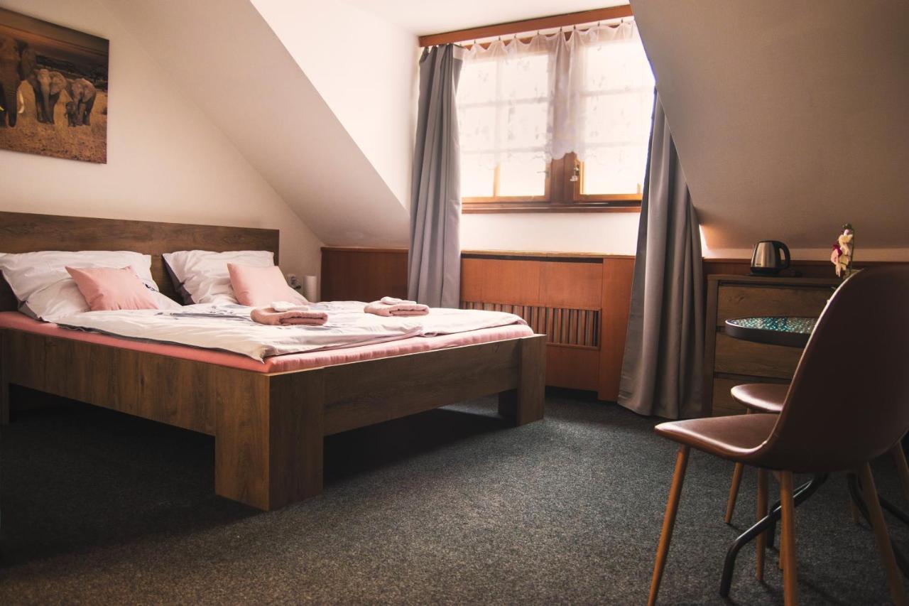Guesthouse Zlaty Hrozen เชสกาลีปา ภายนอก รูปภาพ